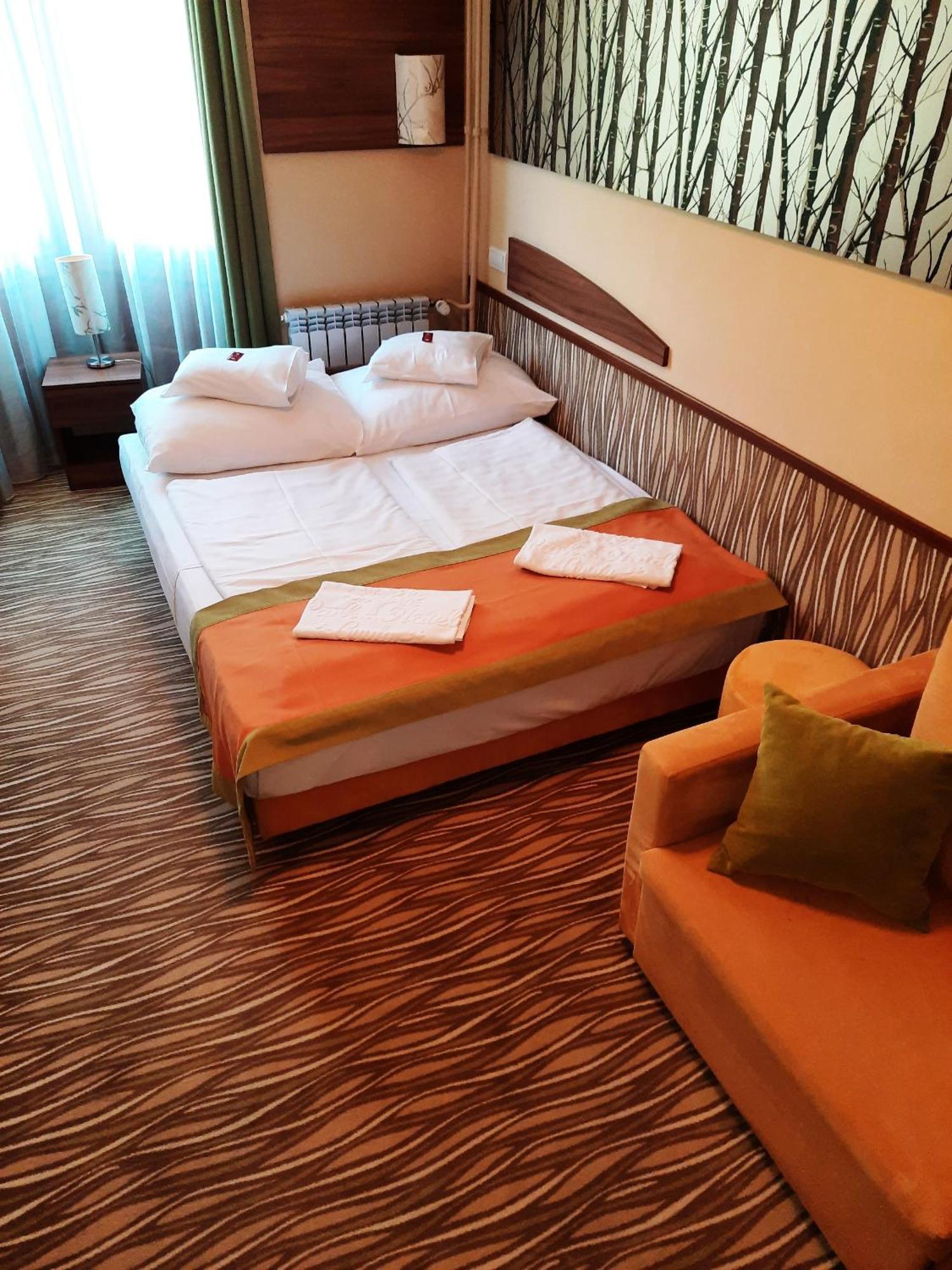 Park Hotel Дьюла Экстерьер фото