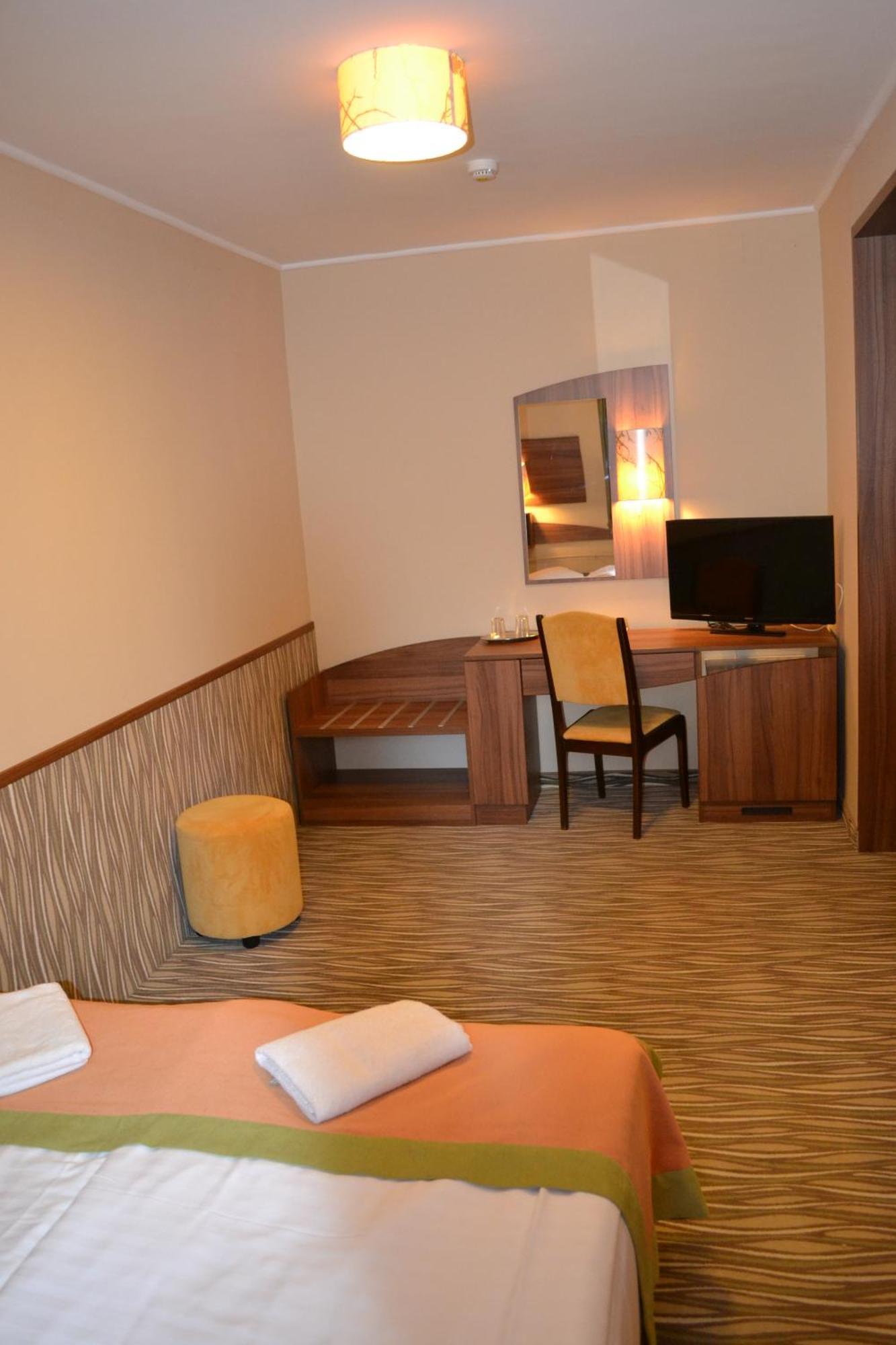 Park Hotel Дьюла Экстерьер фото
